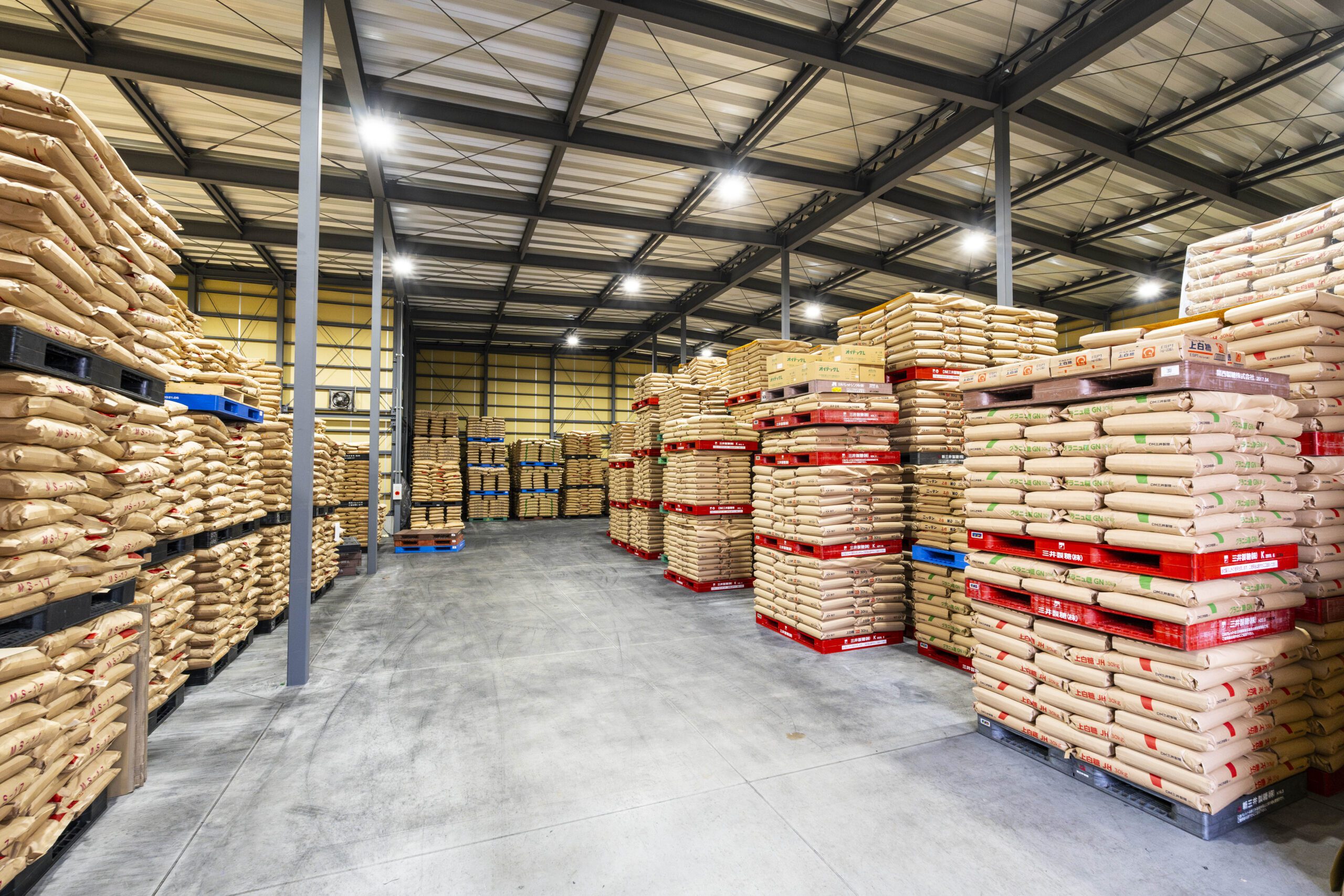 倉庫内の集合写真